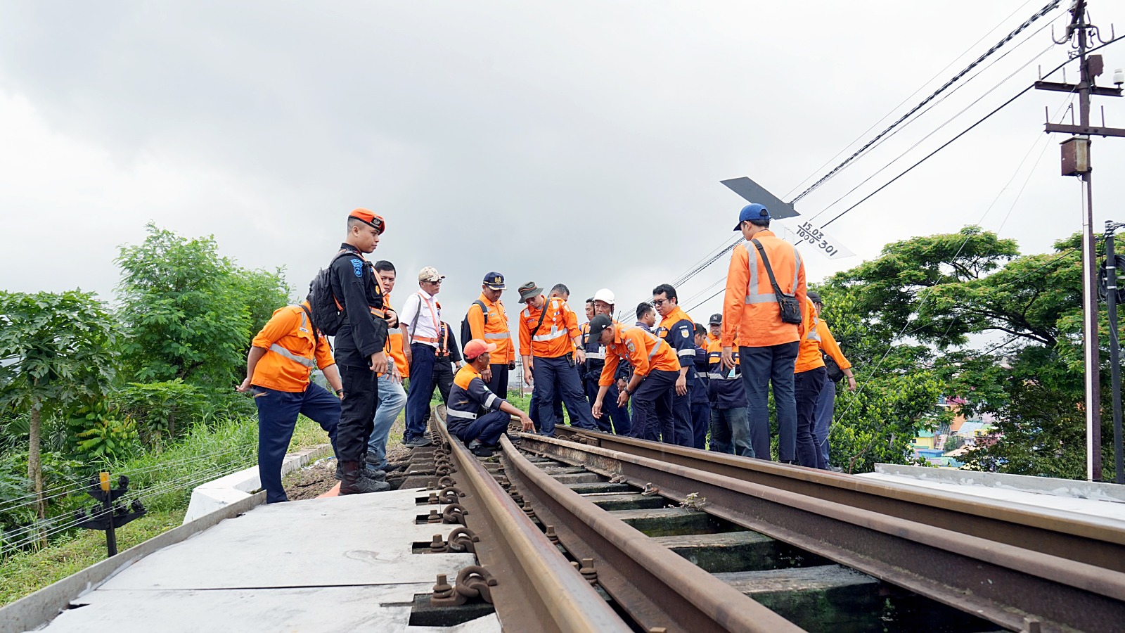 JELANG LEBARAN: Sejumlah pegawai PT KAI memeriksa kondisi rel di emplasemen Stasiun Malang kemarin (27/2).
