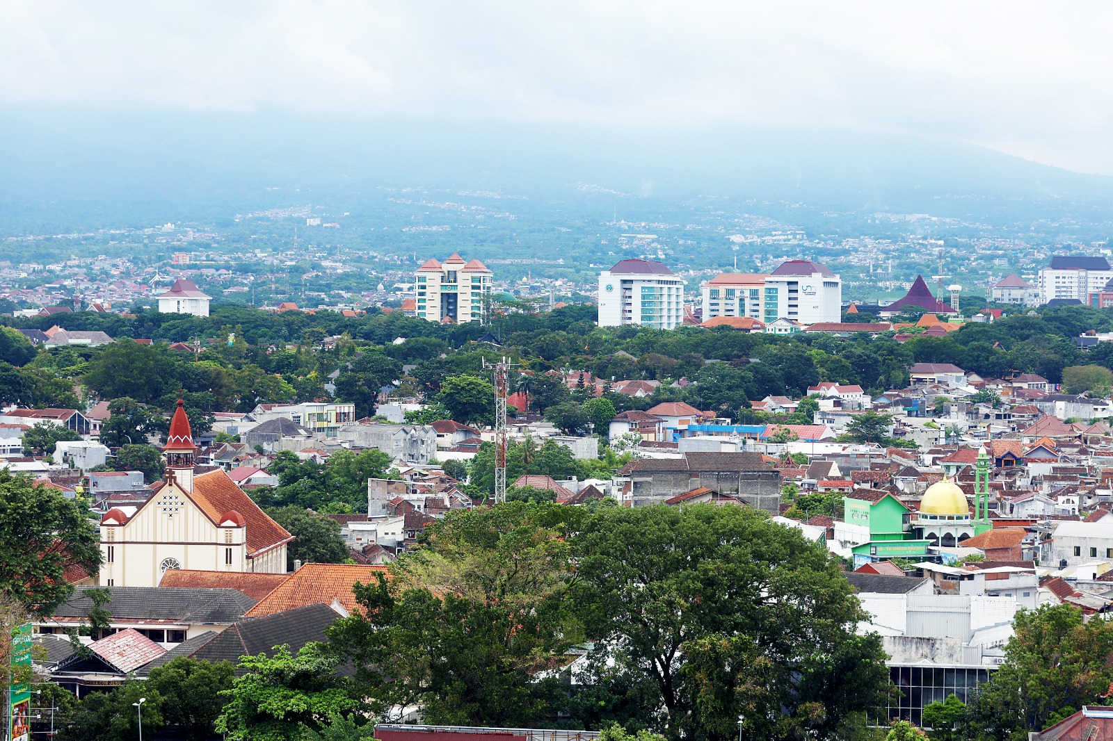 TARIF TAK BAIK: Gedung kampus, perkantoran, dan permukiman Kota Malang dipotret dari atas kemarin (27/2). Setiap bangunan wajib membayar pajak bumi dan bangunan. (Darmono/Radar Malang)