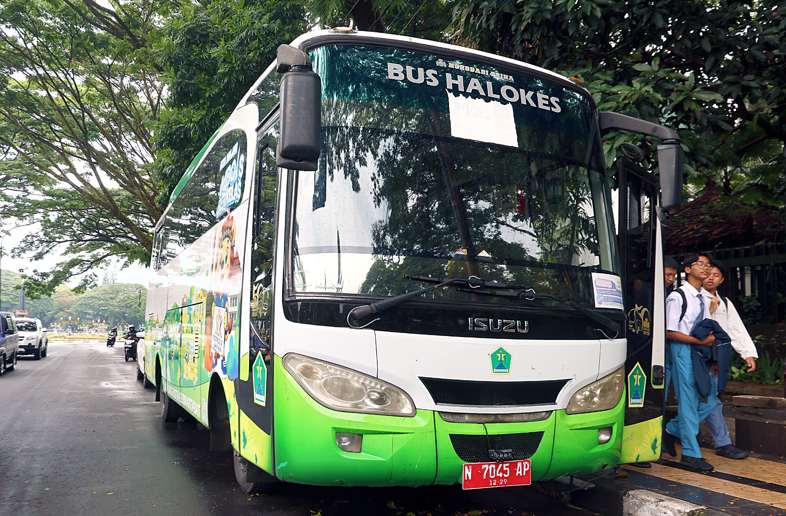 TRANSPORTASI GRATIS: Para pelajar turun dari Bus Halokes di Jalan Kertanegara beberapa waktu lalu.