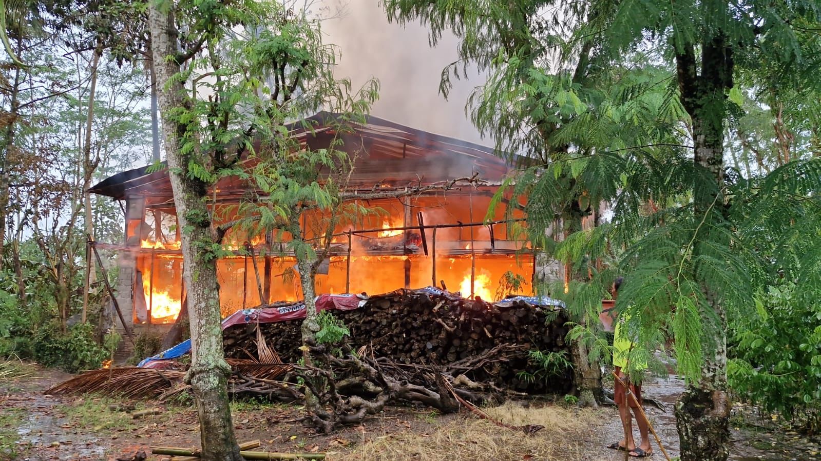 BERAWAL DARI PEMADAMAN LISTRIK: Kandang ayam di Dusun Ringin Pitu, Desa Peniwen, Kecamatan Kromengan terbakar hebat kemarin pagi (27/2) sekitar pukul 07.00. Damkar menerjunkan empat unit mobil pemadam