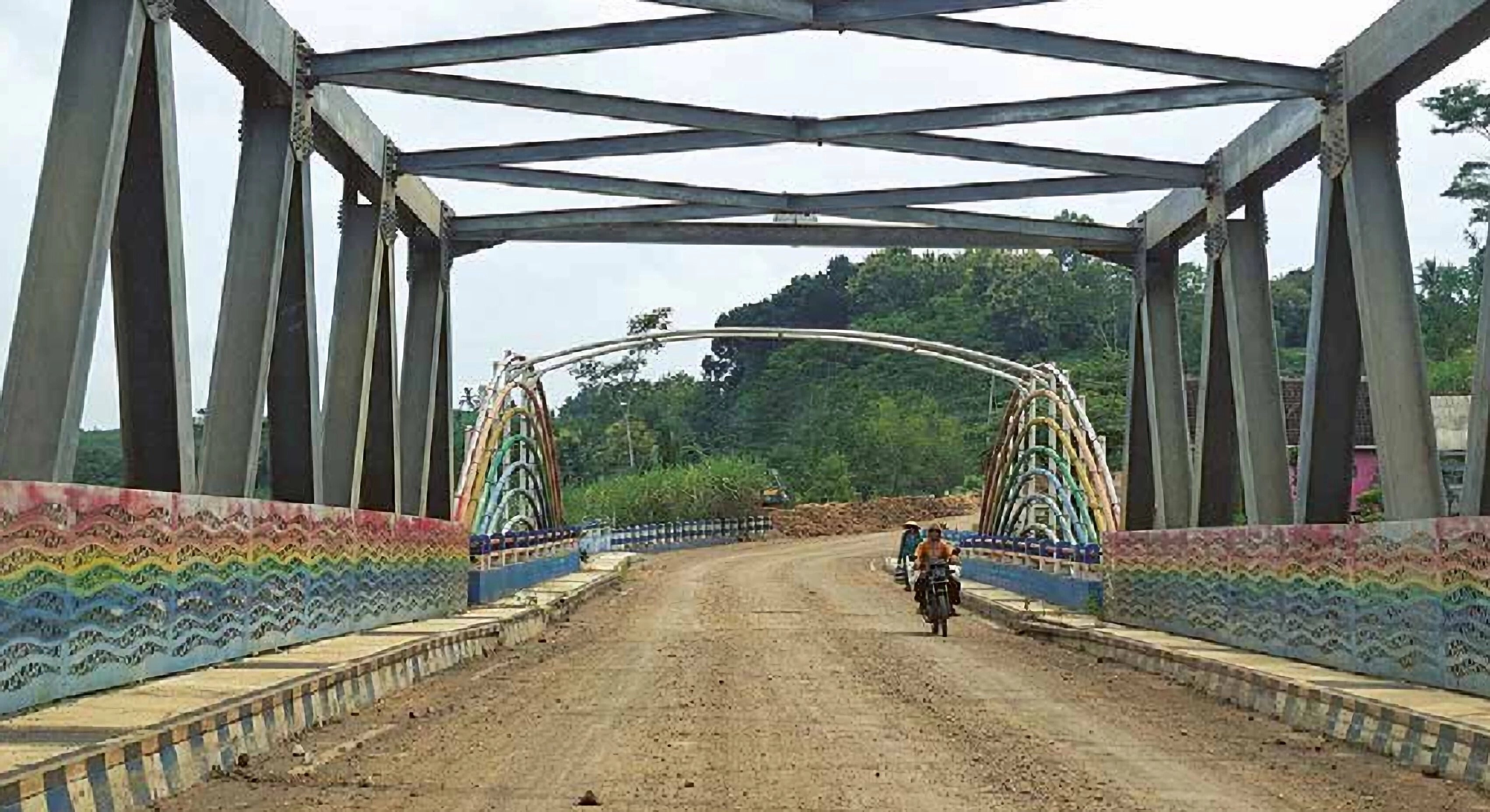 JADI GANJALAN: Jembatan Pelangi di Kecamatan Bantur jadi salah satu titik yang mendapat perbaikan. (BIYAN MUDZAKY HANINDITO / RADAR KANJURUHAN)