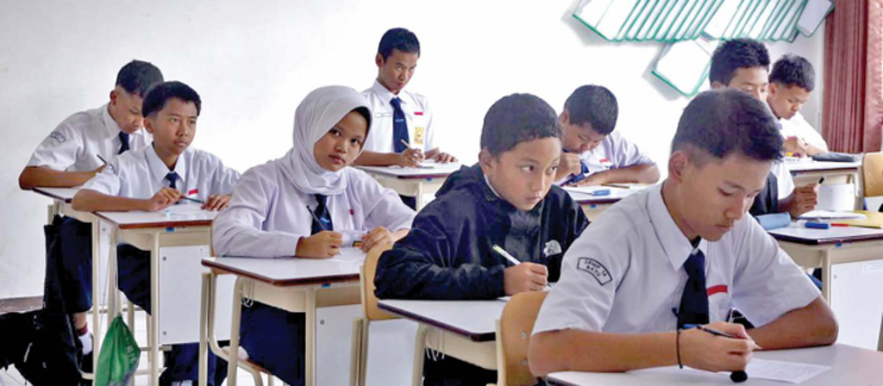 AKTIF BELAJAR: Siswa SRMP 14 Batu mengikuti pembelajaran di dalam kelas beberapa waktu lalu. RORI DINANDA BESTARI/RADAR BATU.