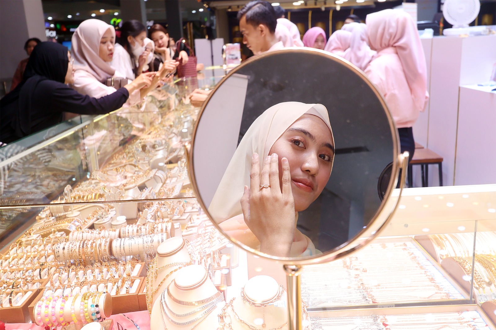 ANTUSIASME: Toko Emas Wahyu Redjo Cabang Mal Olympic Garden (MOG) kebanjiran pembeli kemarin (28/2). (DARMONO/ RADAR MALANG) 