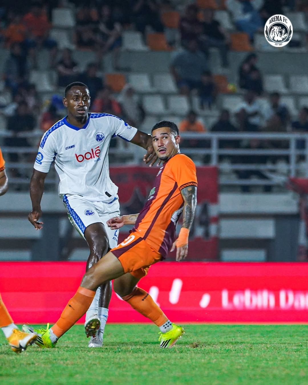 MAMPU MENYESUIKAN DIRI: Matheus Blade (kiri) mendapatkan pengawalan ketat pemain Borneo FC Juan Villa dalam laga BRI Super League pekan ke-23, Kamis lalu (26/2). (MO AREMA FC FOR RADAR MALANG)