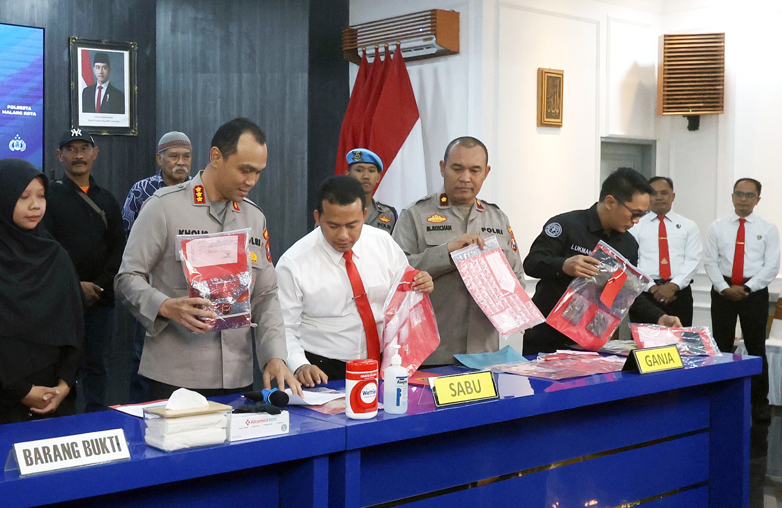 BERANTAS NARKOBA: Kapolresta Malang Kota Kombes Pol Putu Kholis Aryana (kiri) membeber barang bukti narkoba hasil tangkapannya, Jumat petang (27/2). (DARMONO/RADAR MALANG)