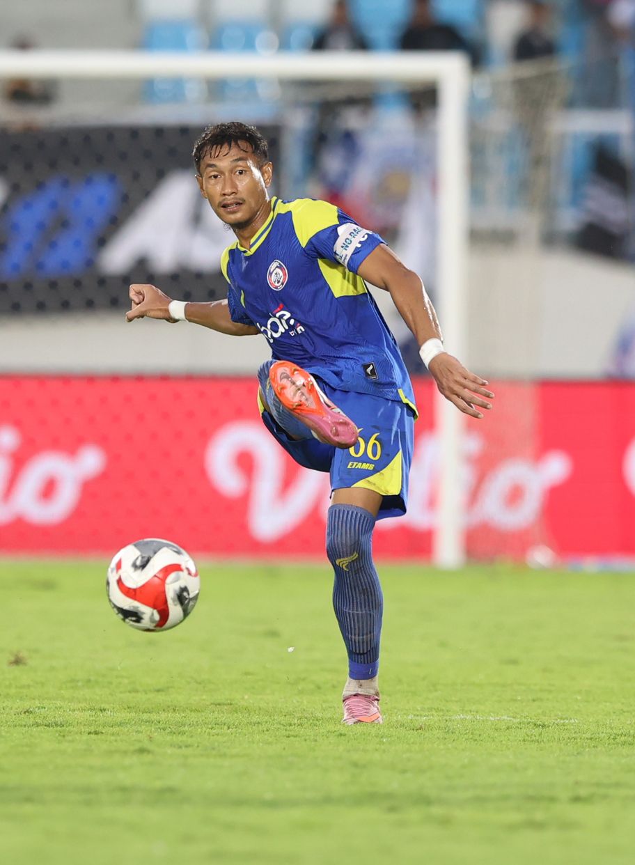 PERFORMA POSITIF: Hansamu Yama Pranata melepaskan umpan dalam laga BRI Super League melawan Semen Padang di Stadion Kanjuruhan, beberapa waktu lalu. (DARMONO/RADAR MALANG)