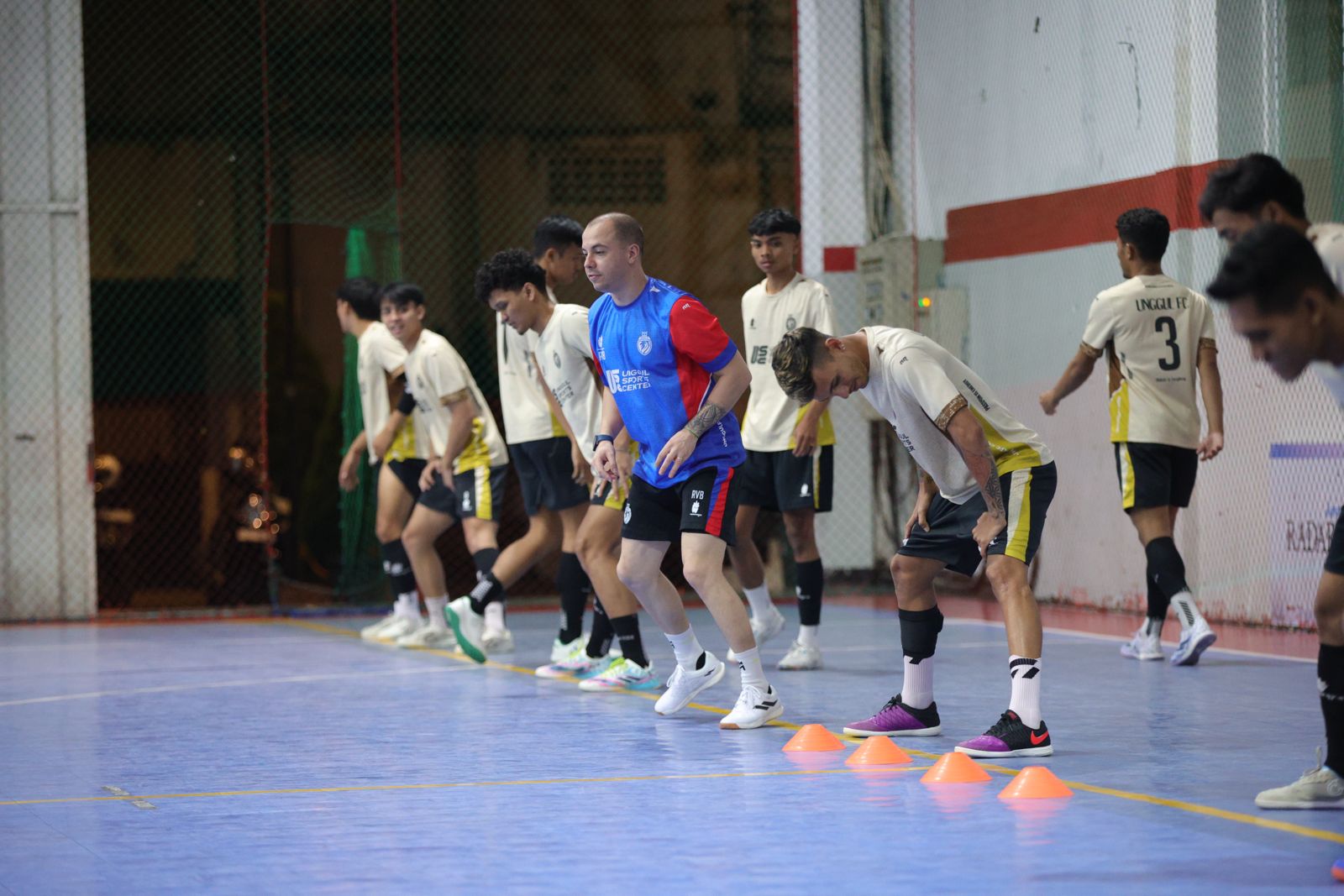 ADAPTASI LATIHAN: Pelatih Fisik Unggul FC Malang Ricardo Vilasboas (tengah) memimpin latihan tim di Unggul Sports Center, beberapa waktu lalu. (MO UNGGUL FC MALANG FOR RADAR MALANG)