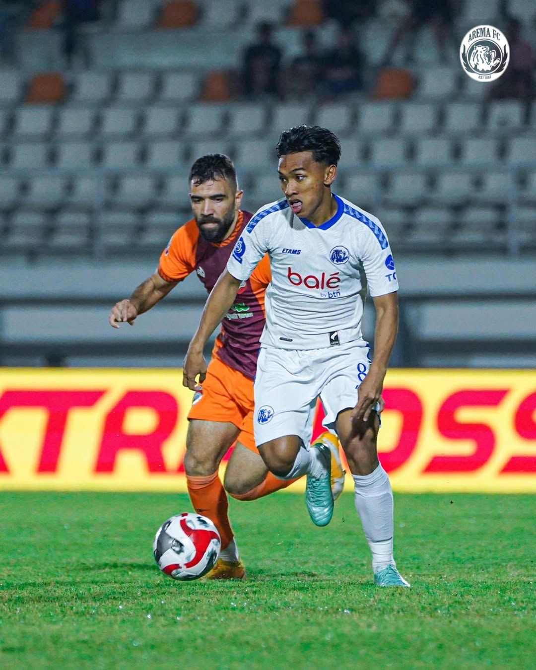 BURU HAPPY ENDING: Gelandang Arema FC Arkhan Fikri menggiring bola dalam  laga melawan Borneo FC di Stadion Segiri, Samarinda, Kamis lalu (26/2). (MO AREMA FC FOR RADAR MALANG)