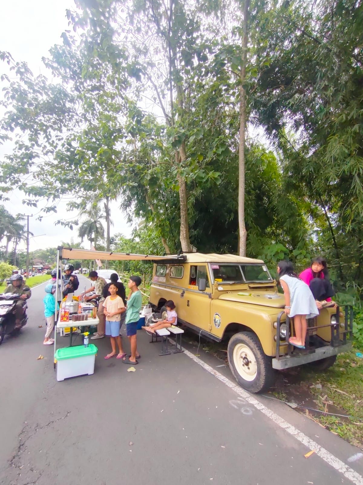UNIK: Land Rover Pak Tjoeng Fresh terparkir di jalanan Cemorokandang. Di sana, pemilik menjual berbagai aneka takjil selama bulan Ramadan. (MUHAMMAD AFFAN FAUZAN/RADAR MALANG)