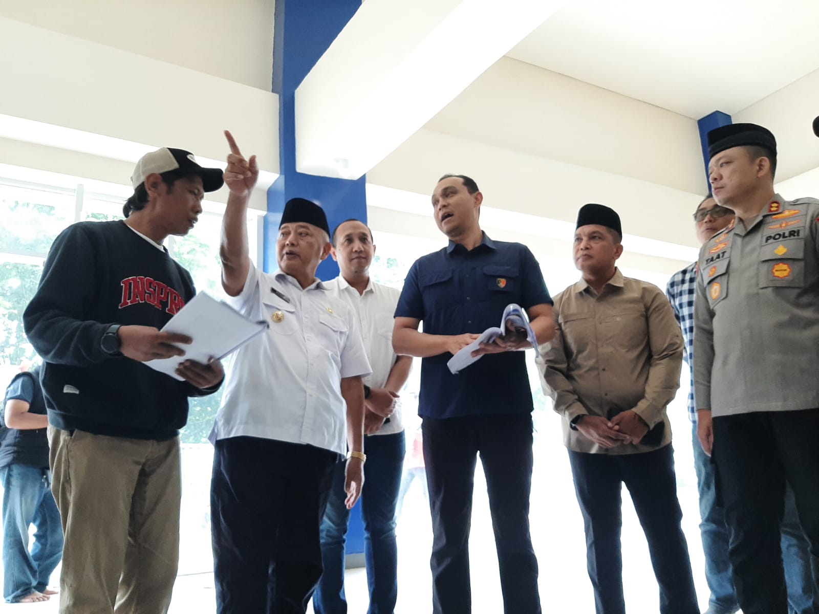 Bupati Malang H M. Sanusi (dua dari kiri) meninjau Monumen dan Museum Tragedi Kanjuruhan, Sabtu (28/2). (Prokopim Kabupaten Malang)