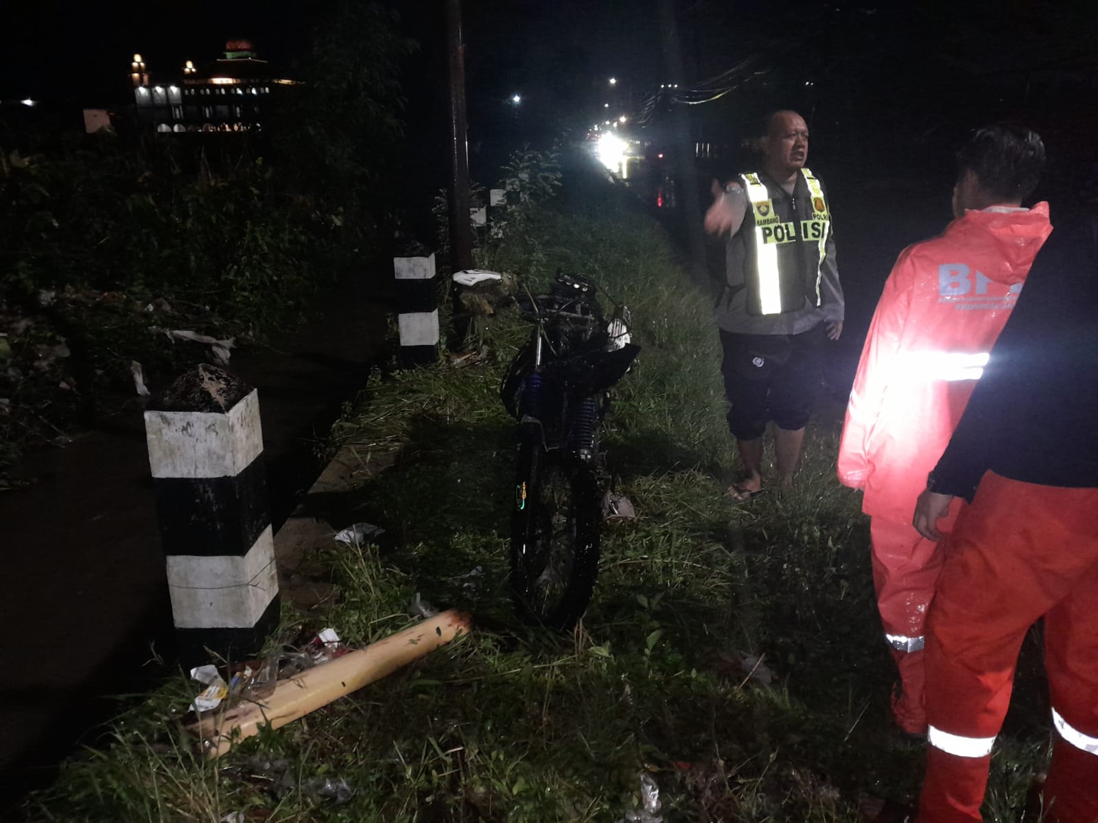 Polisi, BPBD, dan relawan mencari keberadaan pria asal Saptorenggo yang sempat hanyut saat banjir melanda pada Sabtu (28/2) malam. (Polsek Pakis)