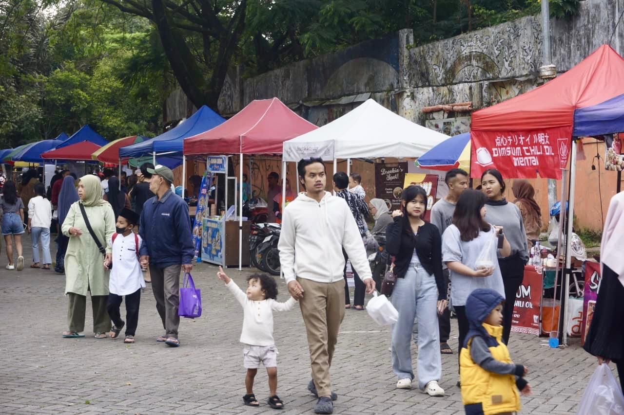 NGABUBURIT: Pengunjung berjalan menyusuri pasar takjil halaman kantor KONI Kota Batu kemarin sore. Gorengan hingga minuman segar jadi pilihan utama pengunjung. (RORI DINANDA BESTARI/RADAR MALANG)