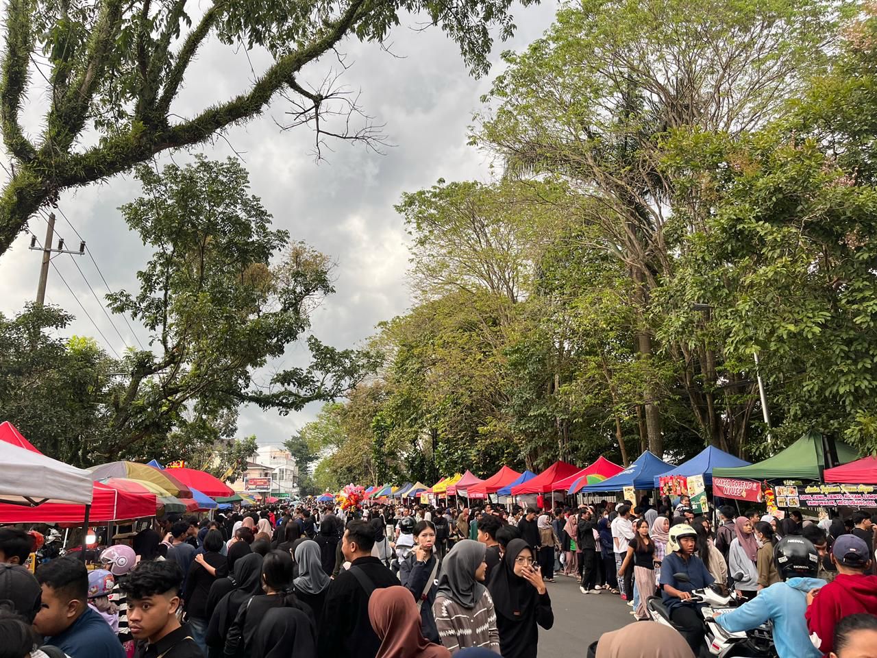 MEMBELUDAK: Pengunjung berjubel di pasar takjil Jalan Surabaya, Klojen, pada Kamis (26/2) sore. 