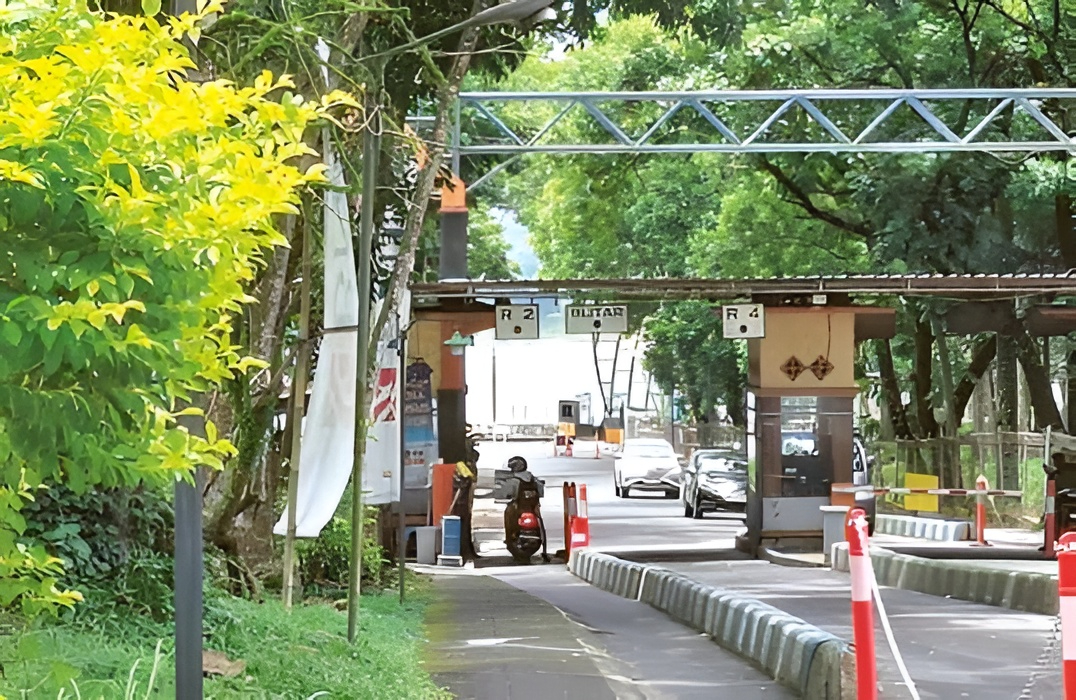 SEJAK 5 JANUARI: Pembayaran di gate Bendungan Lahor di Desa Karangkates, Sumberpucung harus menggunakan kartu e-money. (BIYAN MUDZAKY HANINDITO / RADAR KANJURUHAN)