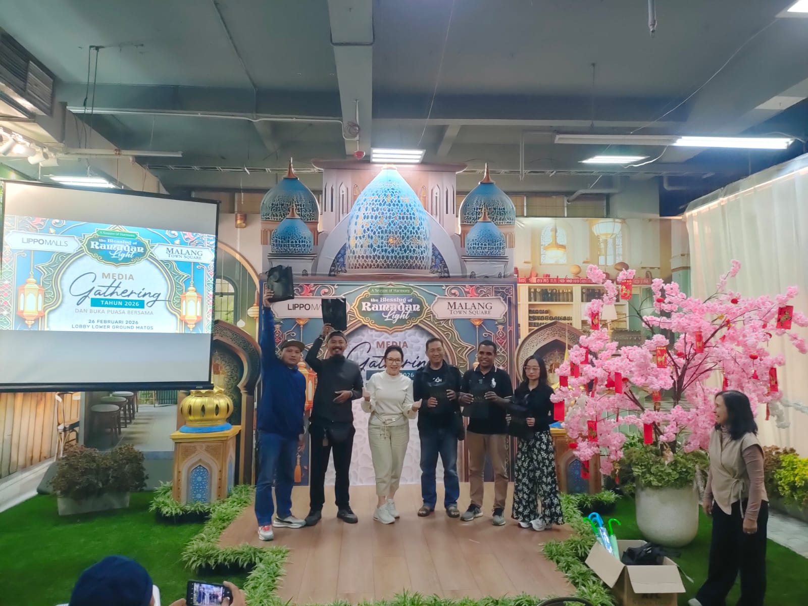 SINERGI: Mal Director Matos, Fifi Trisjanti, menyerahkan hadiah hasil dari kuis kepada rekan media.