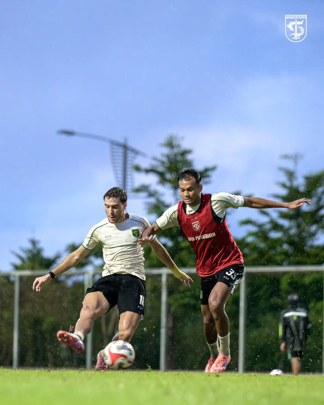 PERKUAT NILAI DISIPLIN: Para pemain Persebaya melakukan latihan rutin guna memaksimalkan performa mereka saat berlaga. (Instagram @officialpersebaya)
