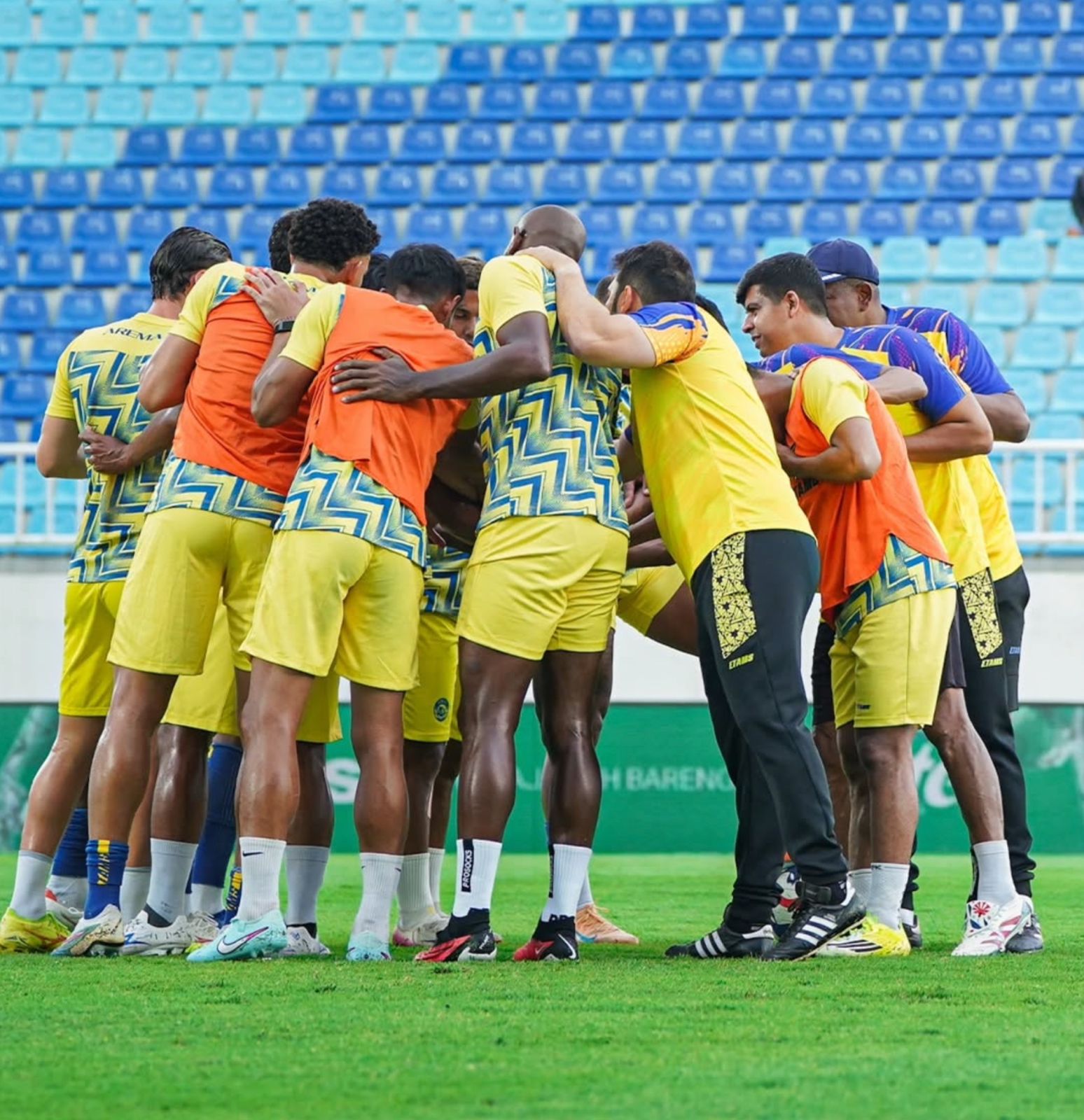 LEGAWA: Para pemain Arema FC berdoa bersama sebelum memulai pertandingan BRI Super League.