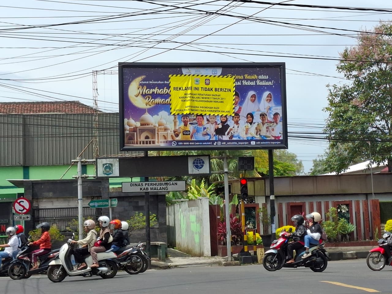 LANGGAR ATURAN: Salah satu reklame bermasalah di simpang tiga Jalan Panji, Kepanjen disegel oleh Satpol PP Kabupaten Malang kemarin. (Biyan Mudzaky Hanindito/Radar Kanjuruhan) 