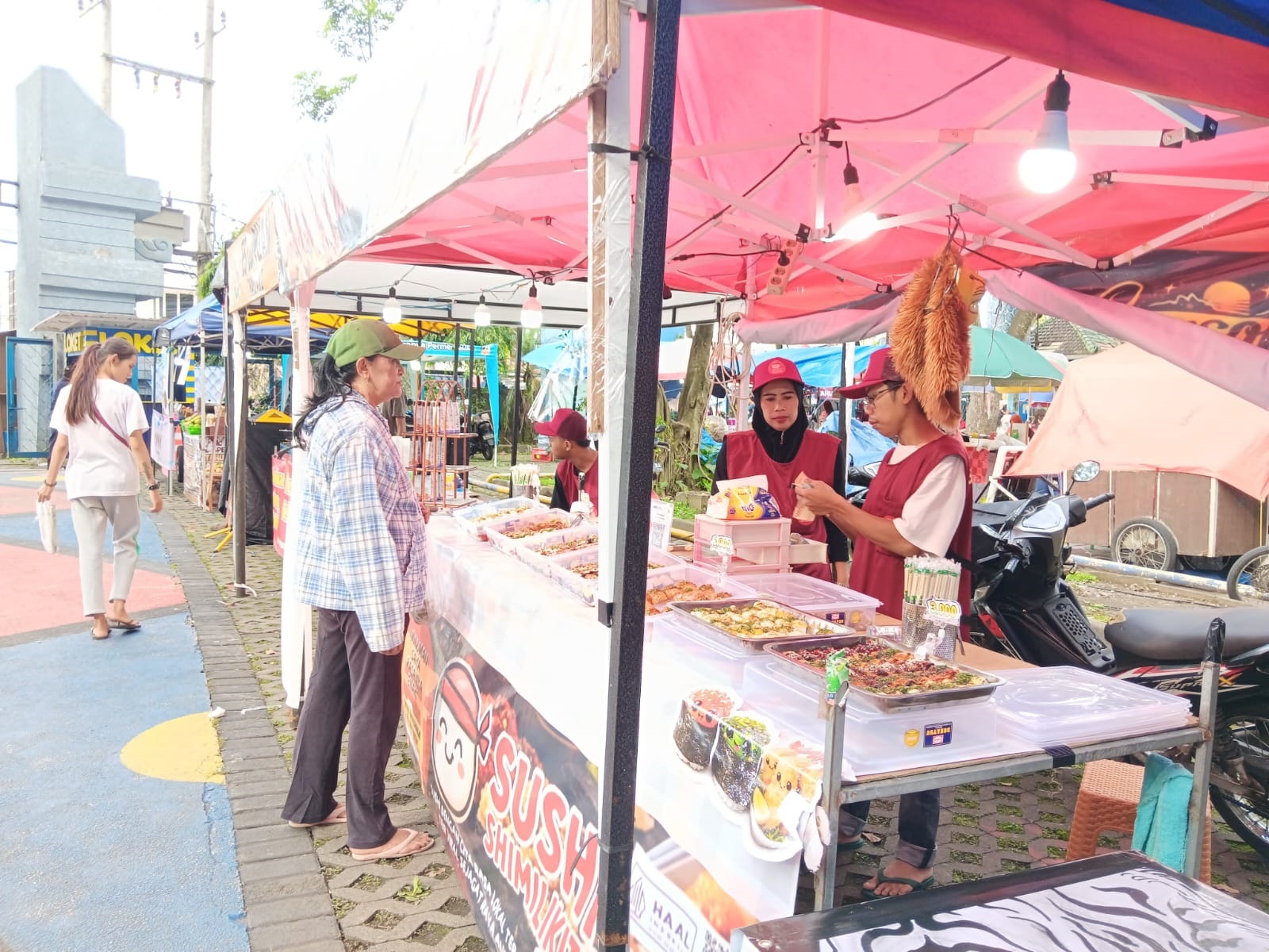 SELALU RAMAI: Pengunjung Pasar Ramadan di Wisata Wendit membeli hidangan untuk berbuka di salah satu stan kemarin sore. (Indah Mei Yunita/Radar Malang) 