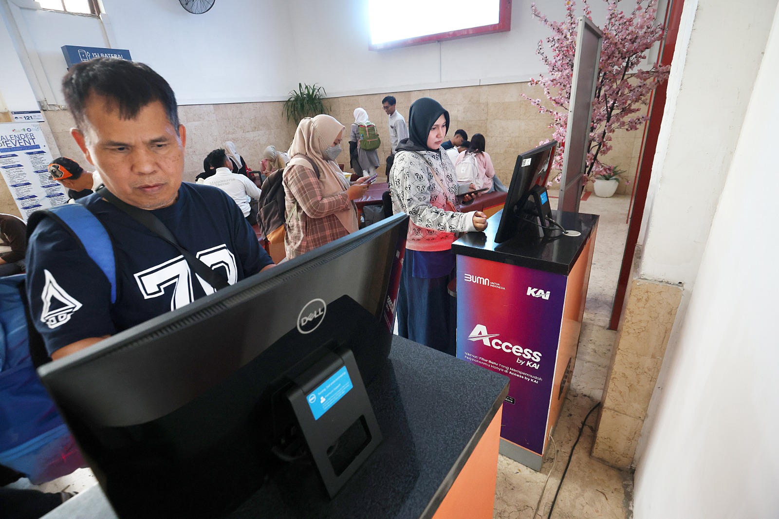 ANIMO TINGGI: Sejumlah warga melakukan pemesanan tiket KA di Stasiun Malang, Sabtu lalu (28/2). Sekitar 30 persen tiket KA untuk mudik Lebaran sudah dipesan warga. Darmono / Radar Malang 