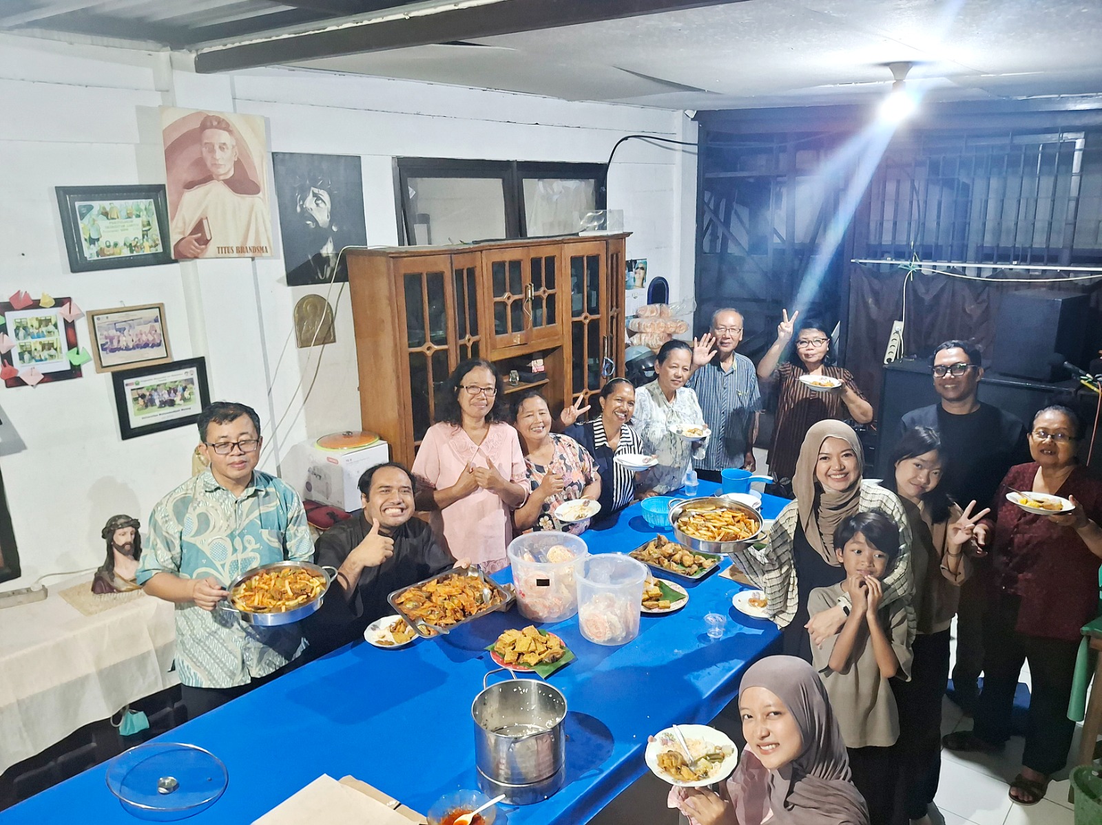 PERKUAT TOLERANSI:Beberapa warga Kampung Gempol Marga Bhakti dari berbagai latar belakang agama ikut buka puasa bersama di Rumah Sosial Titus Brandsma, Sabtu sore (28/2).