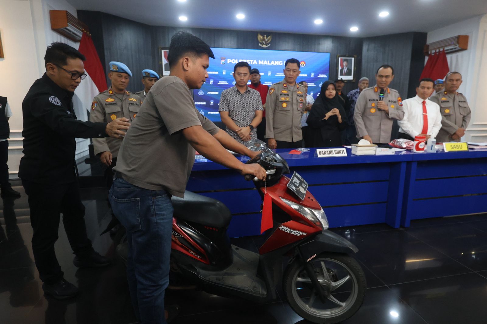 BISA BERNAPAS LEGA: Korban aksi curanmor menyalakan kendaraannya yang sempat dicuri disaksikan Kapolresta Malang Kota Kombes Pol Putu Kholis Aryana. (Darmono / Radar Malang)