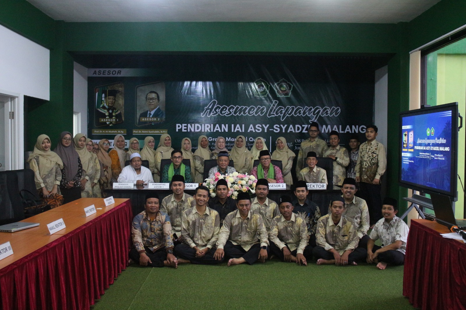 TERBAIK: Rektor IAI Asy-Syadzili Drs H. Abdul Mujib Syadzili MSi bersama tim asesor, dosen, dan tamu undangan berfoto bersama setelah  menjalani proses visitasi asesmen lapangan. (IAI Asy-Syadzili)