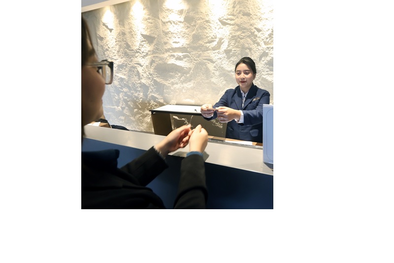 SERAPAN APIK: Front office Ascent Premier Hotel melayani salah satu pelanggan, kemarin (2/3). Pajak hotel jadi salah satu yang mencatatkan surplus pada awal tahun.