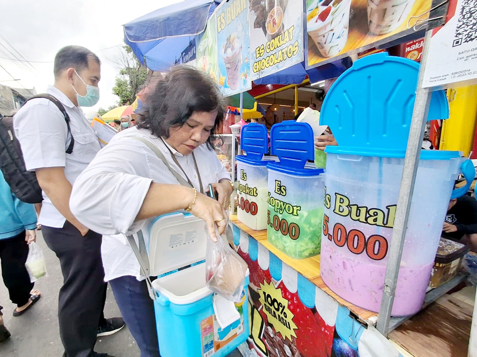 PASTIKAN AMAN: Tim Sanitarian Lingkungan Puskesmas Kendalkerep mengambil sampel dari beberapa penjual takjil di Kecamatan Blimbing, 25 Februari lalu.