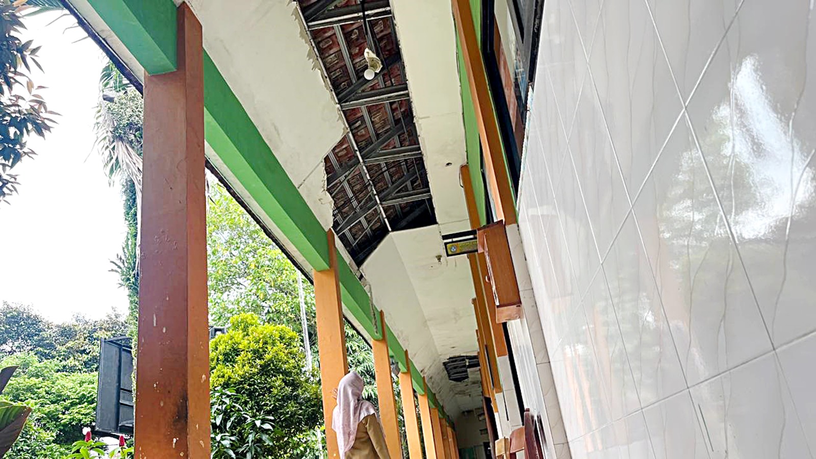 HARUS MENUNGGU: Atap di SDN Purwantoro 4 jebol sejak beberapa waktu yang lalu. Disdikbud bakal melakukan perbaikan pada tahun ini.