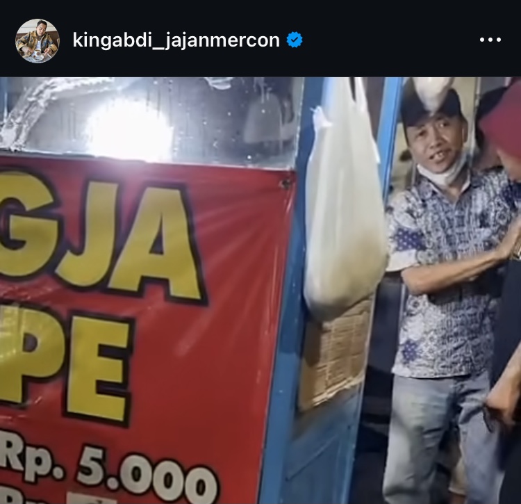 Pedagang lalapan di Klojen menenangkan warga yang emosi akibat ulah anak muda yang membawa sajam. (Instagram @kingabdi_jajanmercon)