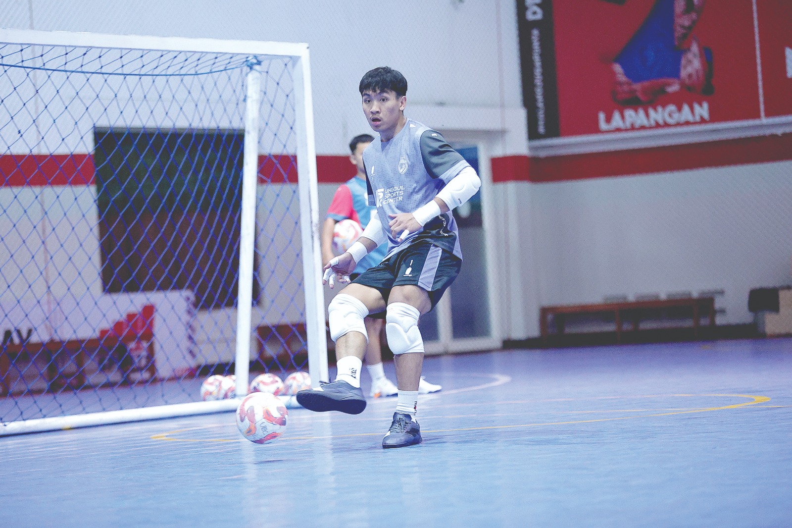 BISA UNJUK GIGI: Kiper Unggul FC Malang Angga Ariansyah berlatih teknik di Unggul Sports Center, kemarin.