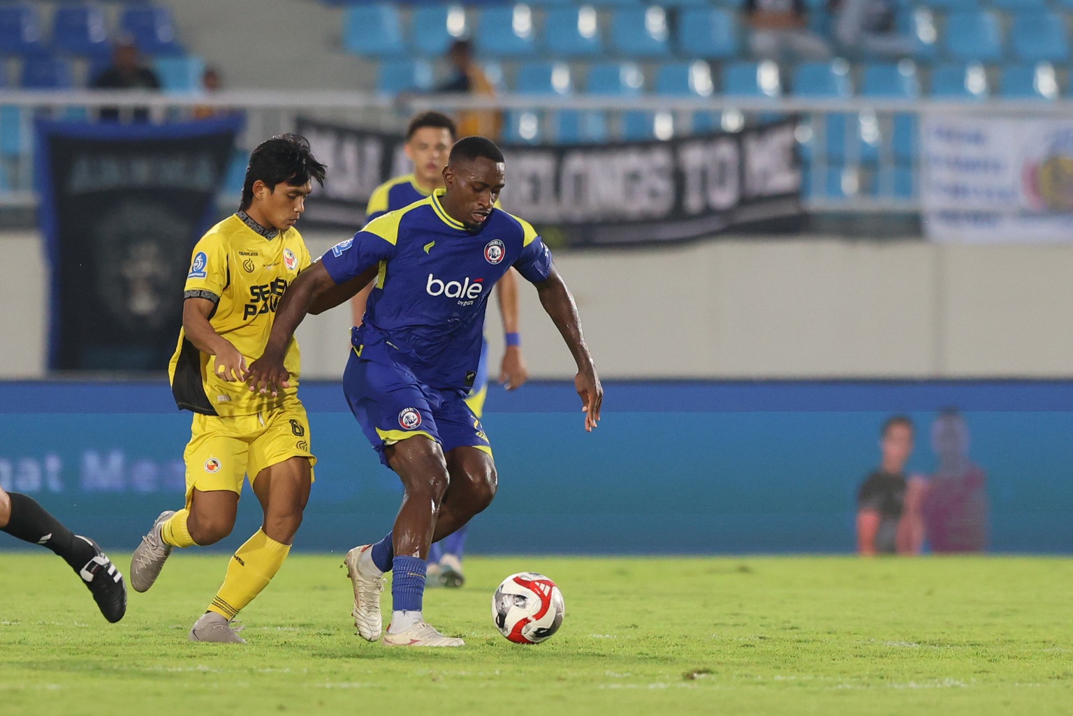DIANDALKAN: Gelandang Arema FC Matheus Blade (kanan) berusaha merebut bola dari kaki pemain Semen Padang dalam laga BRI Super League di Stadion Kanjuruhan, beberapa waktu lalu.