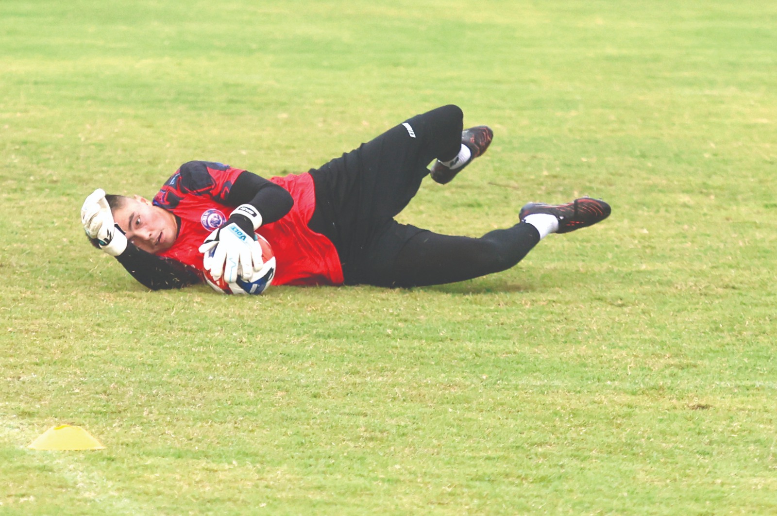 BELUM BERMAIN: Gianluca Claudio Pandeynuwu menangkap bola dalam sesi latihan di Dreams Football Pitch, Pakis, beberapa waktu lalu.