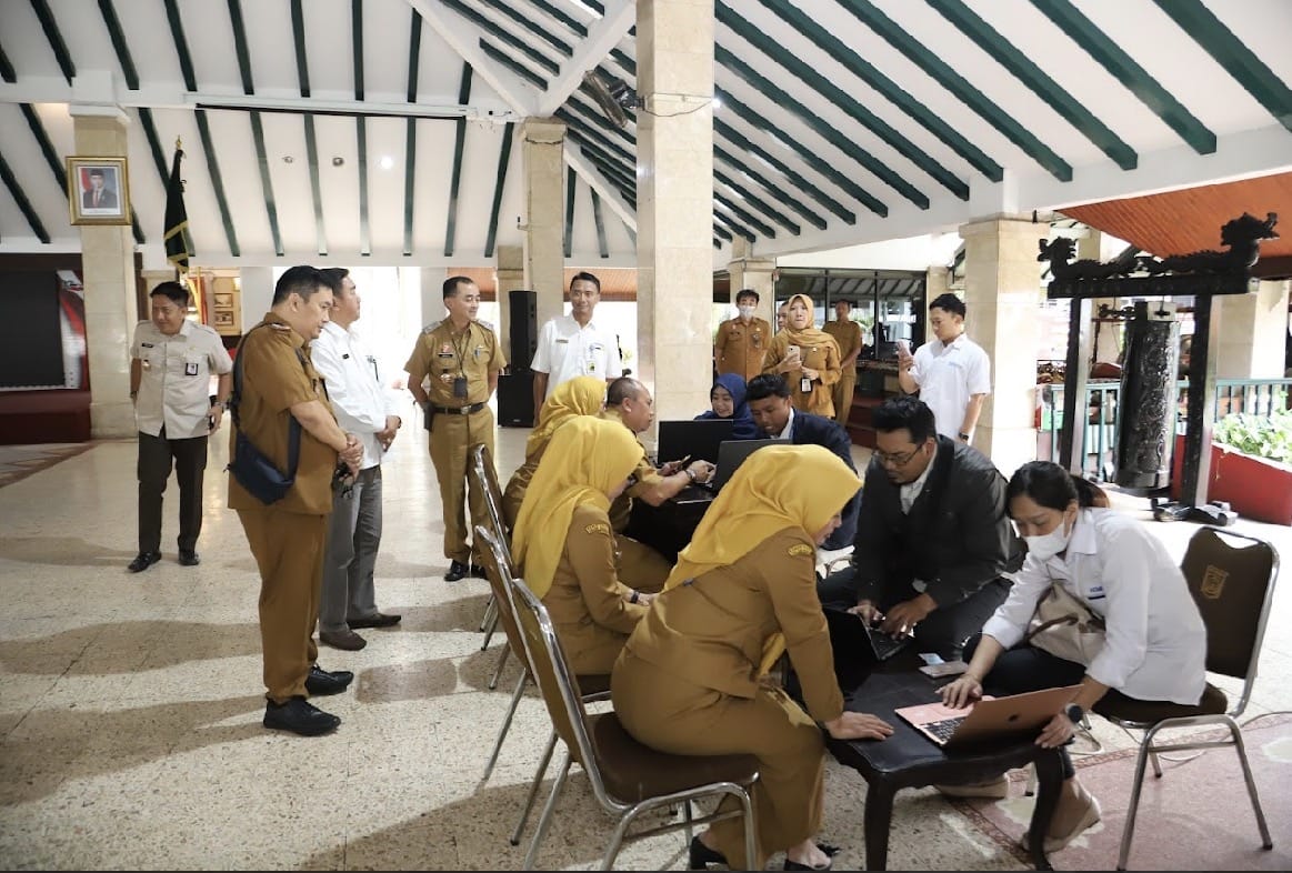 LAYANAN: KPP Cabang Kepanjen melayani ASN Pemkab Malang untuk aktivasi coretax di Pendapa Agung Kabupaten Malang kemarin (2/3).