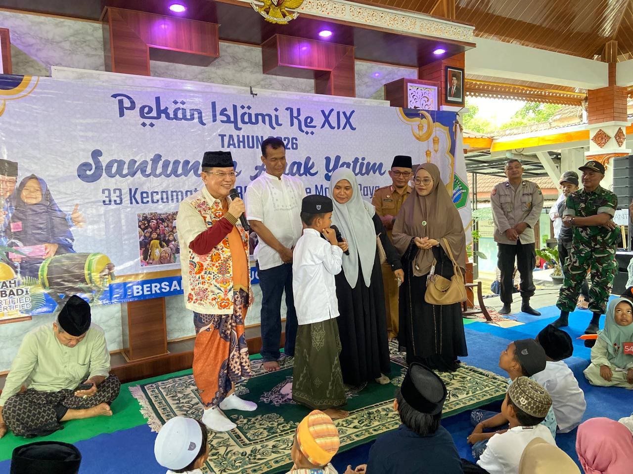 MAINAN EDUKASI: Komisaris Utama PT ACA Iwan Kurniawan menunjukkan mainan baru di Pekan Islami ke-19, yang banyak bermuatan edukasi.