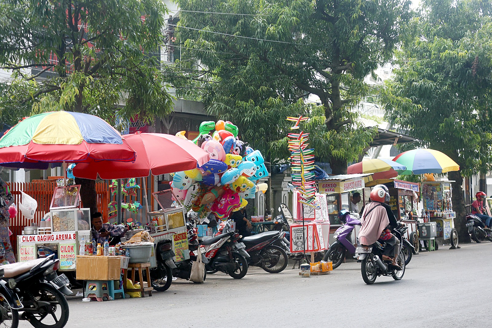 LEBIH TERATUR: Sejumlah PKL mangkal di Jalan Merdeka Selatan, beberapa waktu lalu. Area itu sengaja dipersiapkan untuk penataan PKL pada akhir pekan. (DARMONO/RADAR MALANG)