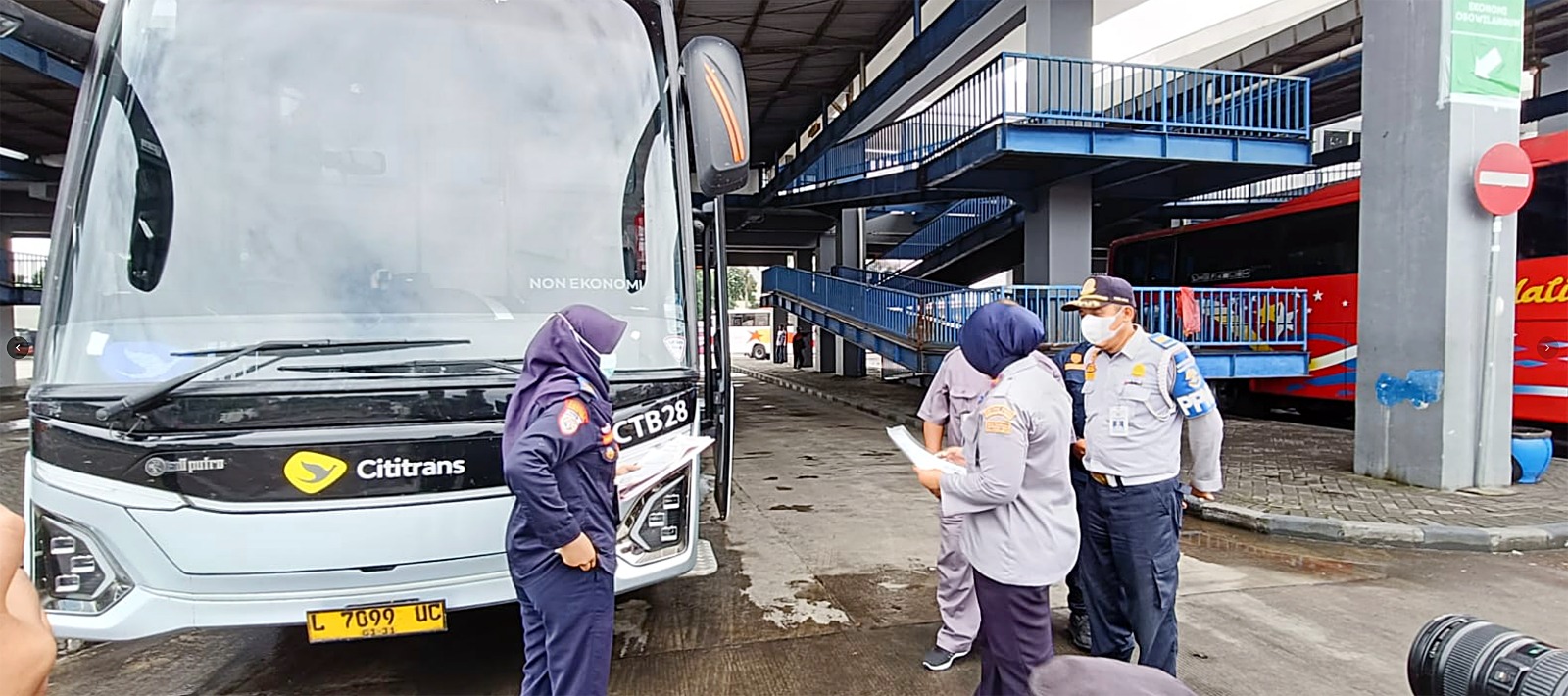 UNTUK KENYAMANAN PENUMPANG: Terminal Tipe A Arjosari melakukan pengecekan terhadap sejumlah bus, kemarin (3/3). Total ada enam armada yang dicek. Pengecekan menyangkut fisik bus hingga administrasinya