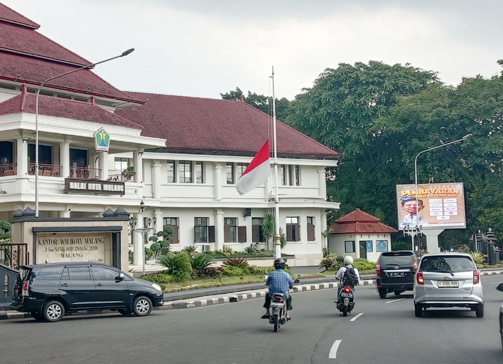 TURUT BERDUKA: Bendera setengah tiang berkibar di halaman Balai Kota Malang sejak Senin lalu (2/3). Itu sebagai penghormatan wafatnya Mantan Wapres RI ke-6 Try Sutrisno.