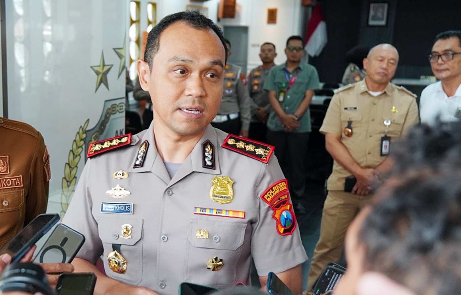MASIH DIDALAMI: Kapolresta Malang Kota Kombes Pol Putu Kholis Aryana mengaku pihaknya baru saja mengungkap modus peredaran uang palsu.