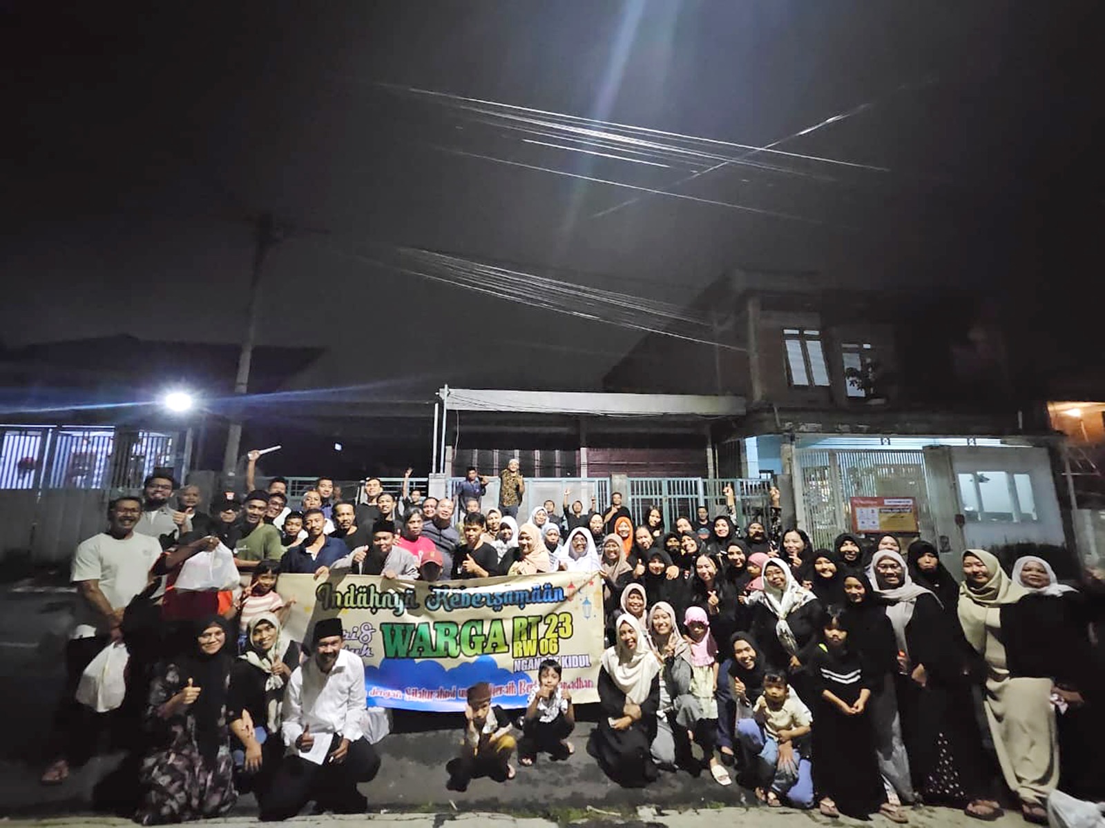 DARI LINTAS AGAMA: Warga RT 23/RW 6, Dusun Ngandat, Desa Mojorejo, Kota Batu membentangkan banner berisi kalimat toleransi.