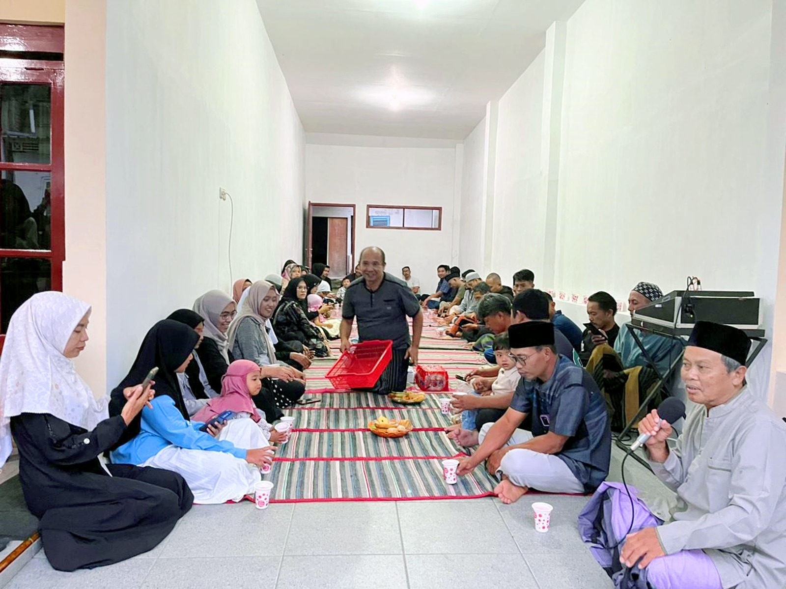 AGENDA TAHUNAN: Warga RT 23/RW 6, Dusun Ngandat, Desa Mojorejo, Kecamatan Junrejo, Kota Batu buka bersama di salah satu rumah.