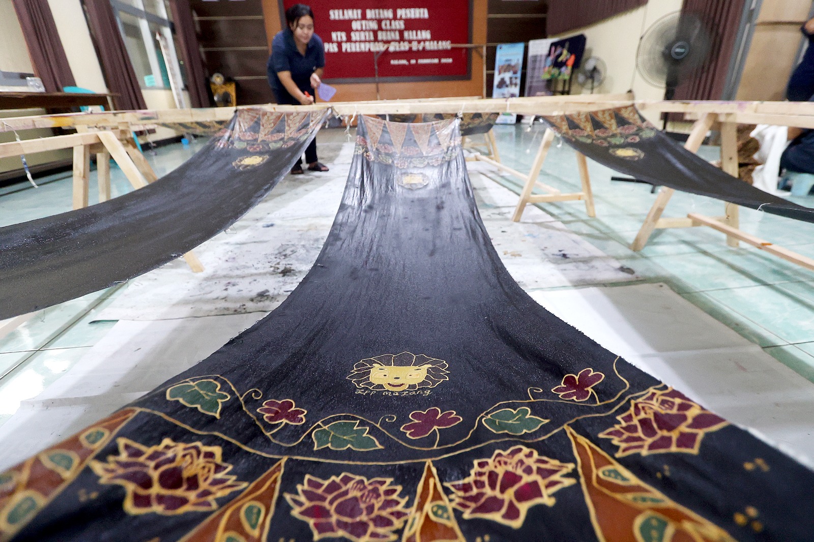 PRODUKTIF: Proses pengeringan batik karya warga binaan Lapas Perempuan Malang jadi tahap akhir sebelum didistribusikan.