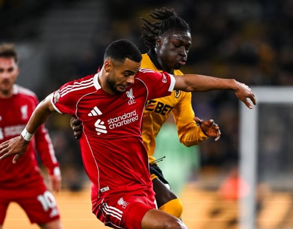 TAK MAMPU: Cody Gakpo saat berduel dengan pemain Wolverhampton, dini hari tadi (4/3). Di laga ini, The Reds kalah tipis 2-1.