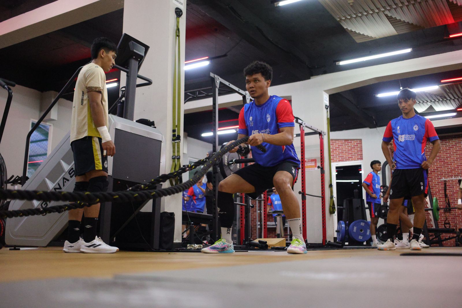 GENJOT FISIK: Pivot Unggul FC Malang Bayu Baskoro (tengah) berlatih menggunakan battle ropes di gym Unggul Sports Center, kemarin.