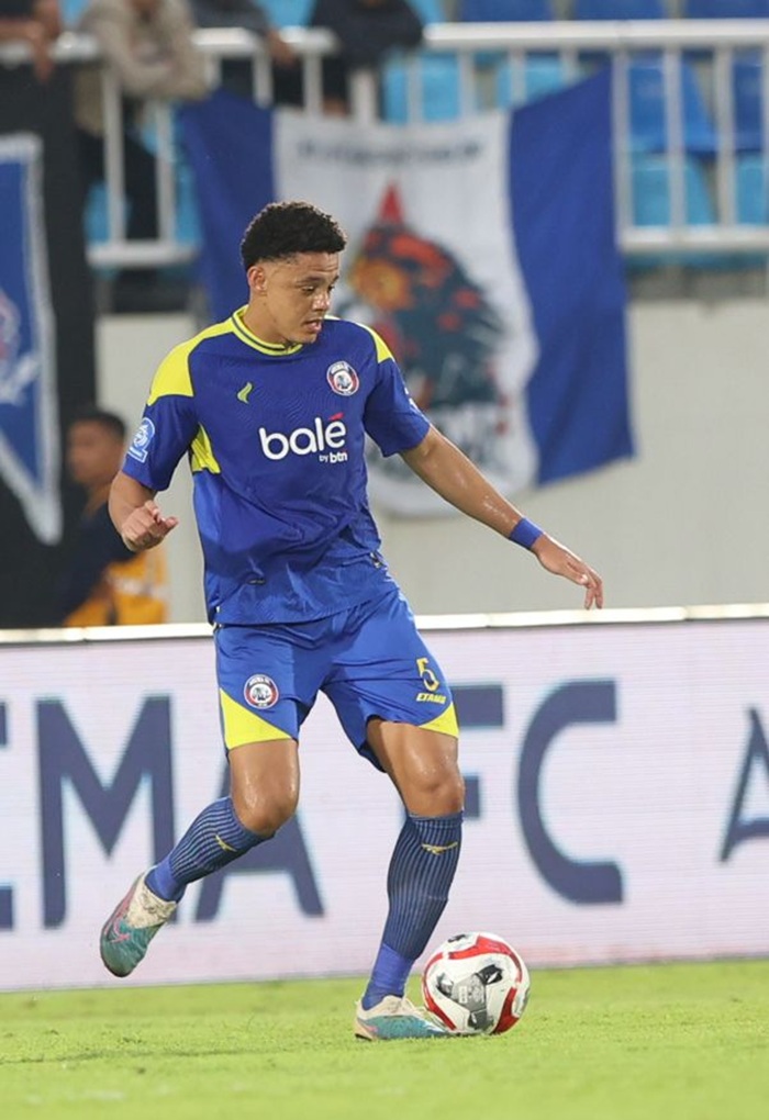 ABSEN LAMA: Walisson Maia melepaskan umpan dalam laga BRI Super League melawan Semen Padang di Stadion Kanjuruhan.