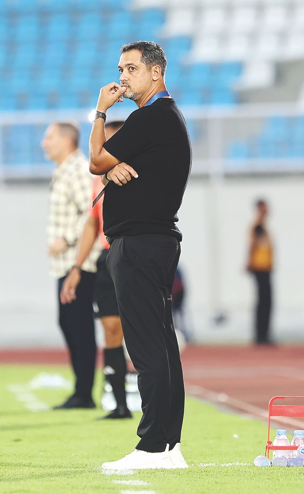 UBAH KOMPOSISI PEMAIN: Pelatih Kepala Arema FC Marcos Santos (kanan) berkomunikasi dengan Andre Caldas dalam sesi latihan tim beberapa waktu lalu.