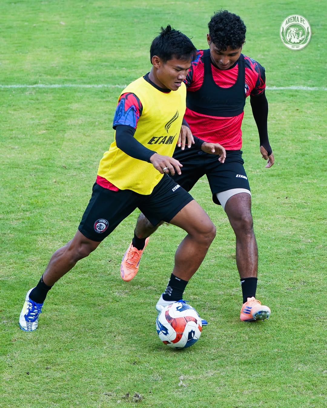 LATIHAN SEMPAT TERTUNDA: Bayu Setiawan (kiri) mendapatkan pengawalan Salim Tuharea dalam sesi latihan di ARG Soccer Field, Lawang, beberapa waktu lalu.