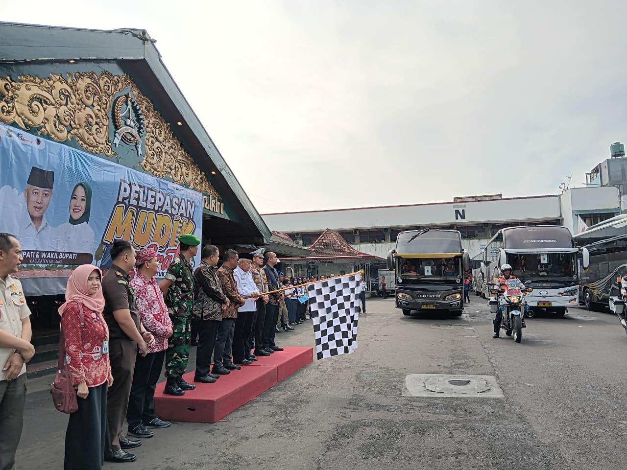 SEGERA DAFTAR: Armada mudik gratis tahun lalu diberangkatkan dari Pendapa Agung Kabupaten Malang. Kuota tahun ini bertambah.  