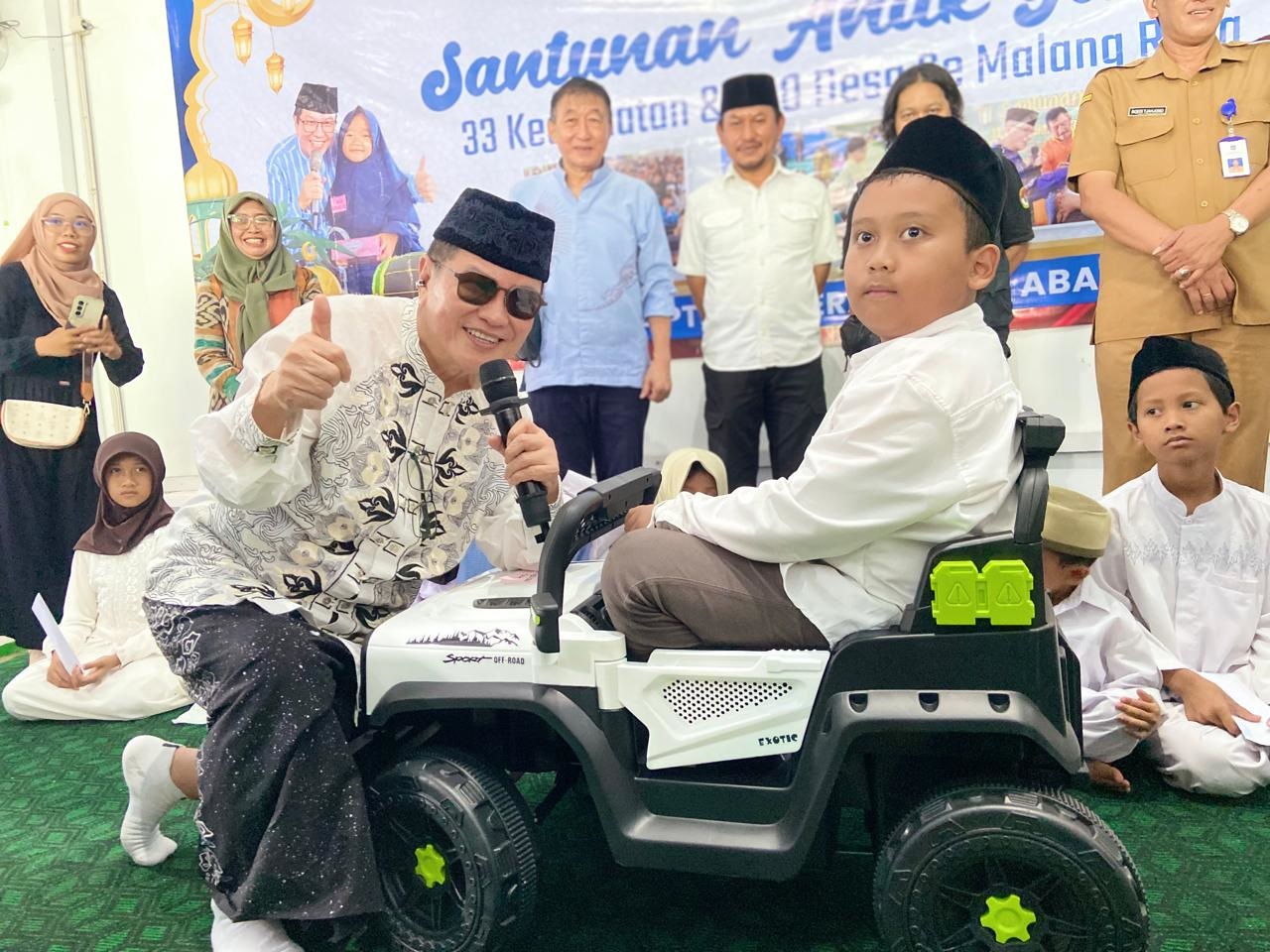 BERPRESTASI: Wafie, anak yatim berprestasi dari Kecamatan Wajak, memperoleh hadiah mobil listrik mainan dari PT ACA di Santunan Anak Yatim Pekan Islami ke-XIX, kemarin Selasa (3/3).